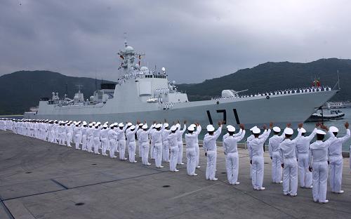 12月26日下午,海軍官兵在三亞軍港為出征軍艦送行。當(dāng)日下午,中國人民解放軍海軍艦艇編隊(duì)從海南三亞起航,赴亞丁灣、索馬里海域執(zhí)行護(hù)航任務(wù)。護(hù)航編隊(duì)由“武漢”號和“???#8221;號導(dǎo)彈驅(qū)逐艦、“微山湖”號綜合補(bǔ)給艦、兩架艦載直升機(jī)和部分特戰(zhàn)隊(duì)員組成,共800余名官兵。他們的任務(wù)是保護(hù)中國航經(jīng)亞丁灣、索馬里海域船舶和人員安全,保護(hù)世界糧食計(jì)劃署等國際組織運(yùn)送人道主義物資船舶的安全。這是我國首次使用軍事力量赴海外維護(hù)國家戰(zhàn)略利益,是我軍首次組織海上作戰(zhàn)力量赴海外履行國際人道主義義務(wù),也是我海軍首次在遠(yuǎn)海保護(hù)重要運(yùn)輸線安全。新華社記者 查春明 攝