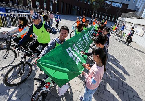 10月19日,在北京交通大學(xué),同學(xué)們撐起綠色橫幅向全校同學(xué)和社會(huì)各界發(fā)起“綠色出行”簽名倡議。當(dāng)日,“綠色出行、文明交通”綠色騎行活動(dòng)在北京交通大學(xué)舉行。本次活動(dòng)覆蓋交大周邊街道和附近高校。同學(xué)們邊騎行邊宣傳,將自行車運(yùn)動(dòng)與綠色出行理念相結(jié)合,在向各界普及環(huán)保生活方式的同時(shí),為首都環(huán)境建設(shè)出一份力。