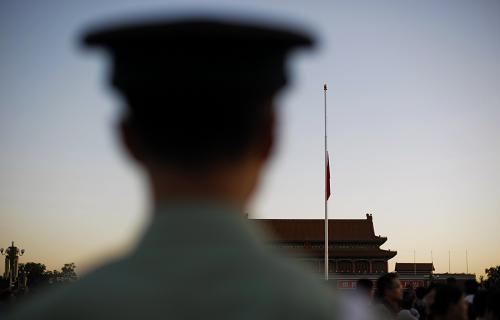 8月15日,北京天安門廣場(chǎng)舉行下半旗儀式。為表達(dá)全國(guó)各族人民對(duì)甘肅舟曲特大山洪泥石流遇難同胞的深切哀悼,國(guó)務(wù)院決定,2010年8月15日舉行全國(guó)哀悼活動(dòng),全國(guó)和駐外使領(lǐng)館下半旗志哀,停止公共娛樂活動(dòng)。新華社記者 周磊攝