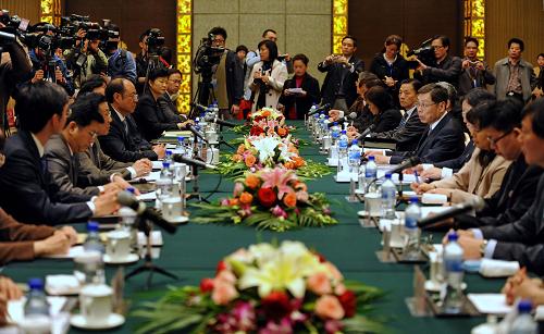 12月10日,海協(xié)會常務(wù)副會長鄭立中、駐會副會長李炳才、執(zhí)行副會長兼秘書長李亞飛與臺灣?;鶗倍麻L兼秘書長高孔廉在福州舉行預(yù)備性磋商,商定兩會領(lǐng)導(dǎo)人第四次會談于12月21日至25日在臺中市舉行。 新華社記者 張國俊 攝