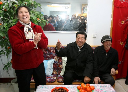 賈慶林在北京調(diào)研 新華社照片,北京,2008年1月7日 賈慶林在北京調(diào)研 1月5日,賈慶林來(lái)到密云縣穆家峪鎮(zhèn)莊頭峪村趙秀蘭(左)家中了解生活情況。 1月4日至7日,中共中央政治局常委、全國(guó)政協(xié)主席賈慶林來(lái)到北京房山、大興、密云、順義、通州和東城等區(qū)縣,就貫徹落實(shí)黨的十七大精神,統(tǒng)籌城鄉(xiāng)發(fā)展,進(jìn)行調(diào)查研究。 新華社記者 高潔 攝
