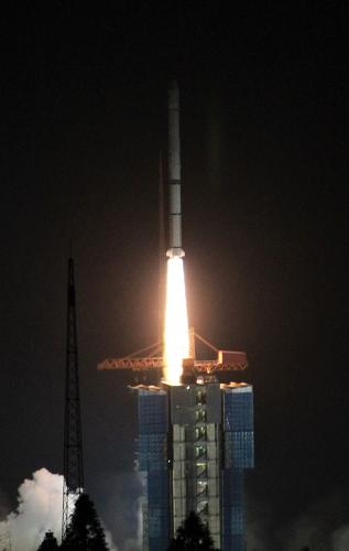 12月18日4時20分,我國在西昌衛(wèi)星發(fā)射中心使用長征三號甲運(yùn)載火箭,成功將第7顆北斗導(dǎo)航衛(wèi)星送入太空預(yù)定轉(zhuǎn)移軌道。至此,今年我國共進(jìn)行了15次航天發(fā)射,全部獲得成功。這次發(fā)射的衛(wèi)星和運(yùn)載火箭分別由中國航天科技集團(tuán)公司所屬中國空間技術(shù)研究院和中國運(yùn)載火箭技術(shù)研究院研制。這是長征系列運(yùn)載火箭的第136次飛行。新華社記者 李明放 攝