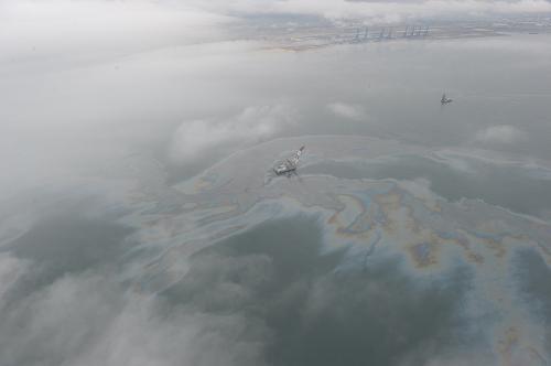 這是7月17日在大連新港輸油管線爆炸起火事故附近海域航拍的畫面。7月16日晚,大連新港輸油管線爆炸起火事故造成部分原油泄漏進入近海,附近海域肉眼可見原油的痕跡。新華社發(fā)(田景玥 攝)