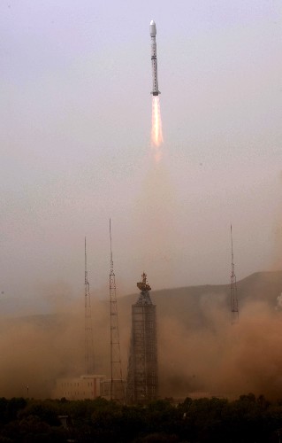 2008年5月27日11時(shí)02分,我國(guó)首顆新一代極軌氣象衛(wèi)星風(fēng)云三號(hào)在太原衛(wèi)星發(fā)射中心發(fā)射升空。這顆裝載10余種先進(jìn)探測(cè)儀器的衛(wèi)星升空后,將使中國(guó)氣象觀測(cè)能力得到質(zhì)的飛躍。 新華社記者 申宏 攝