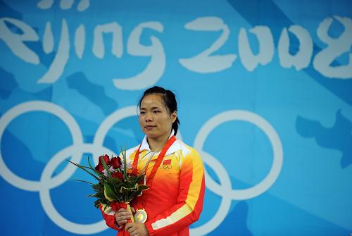 8月11日,中國選手陳艷青在領獎臺上。當日,陳艷青在北京奧運會舉重女子58公斤級決賽中以244公斤的總成績獲得金牌,并以138公斤的挺舉成績和總成績打破了的奧運會紀錄。 新華社記者 武巍 攝