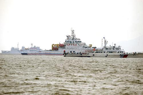 東海舉行大規(guī)模海上搜救演習(xí) 9月4日,搜救船只到達指定海域,準(zhǔn)備開始演習(xí)。 新中國成立以來最大規(guī)模的海上搜救演習(xí)將于當(dāng)日上午9點在東海海域舉行。 新華社記者 徐昱攝