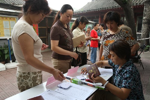 7月16日,北京市西城區(qū)什剎海街道前海北沿社區(qū)居民在換節(jié)能燈。北京已經(jīng)從6月15日在東城、西城、崇文和宣武四城區(qū)推廣政府補(bǔ)貼九成、市民自掏腰包一成的“一元節(jié)能燈”計(jì)劃。截至7月15日,已經(jīng)完成300個(gè)社區(qū)的“一元節(jié)能燈”推廣,換購量超過了320萬只。2009年,這項(xiàng)計(jì)劃將推至北京的朝陽、海淀、豐臺(tái)、石景山四個(gè)城區(qū),并在2010年到達(dá)各個(gè)遠(yuǎn)郊區(qū)縣。新華社記者 唐師曾 攝