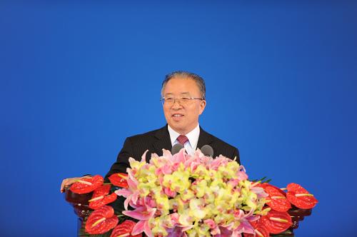 5月3日,第四輪中美戰(zhàn)略與經(jīng)濟(jì)對(duì)話在北京開(kāi)幕。胡錦濤主席特別代表、國(guó)務(wù)院副總理王岐山和國(guó)務(wù)委員戴秉國(guó)與美國(guó)總統(tǒng)奧巴馬特別代表、國(guó)務(wù)卿希拉里·克林頓和財(cái)政部長(zhǎng)蒂莫西·蓋特納共同主持本輪對(duì)話。這是戴秉國(guó)在開(kāi)幕式上講話。新華社記者 謝環(huán)馳 攝