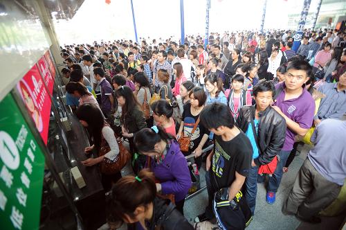 4月3日,在廣西南寧市埌東汽車站,大批旅客在排隊(duì)買票準(zhǔn)備出行。當(dāng)日,廣西南寧市各大客運(yùn)站清明祭掃客運(yùn)人數(shù)居高不下,部分汽車客運(yùn)站接送旅客將達(dá)到5萬人次。由于4月4日才是我國傳統(tǒng)二十四節(jié)氣中的清明節(jié),廣西不少地方有進(jìn)入清明節(jié)后才開始祭奠先祖的習(xí)俗,因此,祭掃客流還將持續(xù)。新華社記者 陸波岸 攝