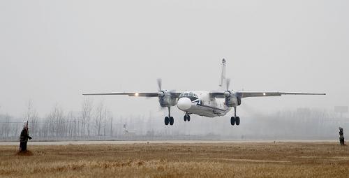 人工增雨 緩解旱情 2月25日,空軍執(zhí)行人工增雨飛機(jī)奔向安徽旱區(qū)。 當(dāng)日,空軍航空兵某師飛機(jī)在濟(jì)空某飛行學(xué)院官兵和駐地氣象部門人員全力配合保障下,在安徽沿淮淮北地區(qū)成功實(shí)施大規(guī)模人工增雨作業(yè),緩解當(dāng)?shù)睾登椤?新華社發(fā)(耿國(guó)慶 攝)