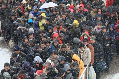 1月3日上午,乘客在北京站前排隊(duì)等候進(jìn)入地鐵站。 新華社記者 邢廣利 攝