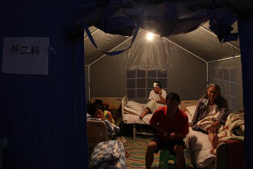 9月7日,傷病人員在臨時(shí)搭建的帳篷里休息。從云南省民政廳獲悉,截至9月8日8時(shí),云南彝良縣7日發(fā)生的地震已造成80人遇難。據(jù)介紹,由于本次地震的震中在狹窄的峽谷地帶,通訊時(shí)斷時(shí)續(xù),交通受毀嚴(yán)重,加之當(dāng)?shù)刎毨С潭容^深,基礎(chǔ)設(shè)施條件相對(duì)落后,影響了人員傷亡情況和財(cái)產(chǎn)損失的統(tǒng)計(jì)速度。目前,災(zāi)情尚在進(jìn)一步統(tǒng)計(jì)核實(shí)中。新華社發(fā)(張廣玉 攝)