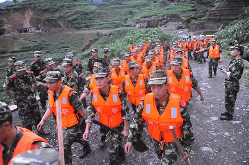 6月28日,部隊(duì)官兵趕赴事故現(xiàn)場(chǎng)進(jìn)行救援。 當(dāng)日14時(shí)左右,貴州省關(guān)嶺縣崗烏鎮(zhèn)大寨村因連續(xù)強(qiáng)降雨引發(fā)山體滑坡,造成該村兩個(gè)村民組38戶(hù)107人被掩埋。目前,鄰近村民已疏散至安全地點(diǎn)。 新華社記者 歐東衢 攝