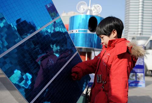 3月23日,一名小朋友在觀看氣象衛(wèi)星模型。當(dāng)日是世界氣象日,新疆氣象局和氣象學(xué)會在烏魯木齊人民廣場舉行大型展示活動,展示移動氣象車、人工增雨火箭發(fā)射車等現(xiàn)代化的氣象儀器裝備,并有氣象專家和氣象志愿者現(xiàn)場為群眾答疑釋惑。新華社記者 王菲 攝