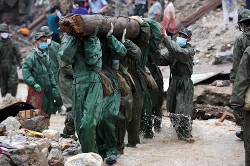 8月12日,解放軍戰(zhàn)士在雨后清理泄洪道。當(dāng)日,甘肅舟曲泥石流災(zāi)害搶險救援進(jìn)入第五天,近萬名解放軍和武警官兵克服種種困難,戰(zhàn)斗在災(zāi)區(qū)一線。新華社記者 聶建江 攝