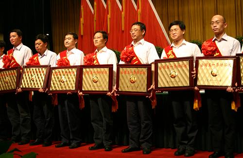 9月20日,汶川地震災(zāi)后恢復(fù)重建先進(jìn)集體獲頒“全國五一勞動獎狀”。 當(dāng)日,四川表彰為四川災(zāi)后恢復(fù)重建做出重要貢獻(xiàn)的27個先進(jìn)集體和215名先進(jìn)個人,并授予榮譽(yù)稱號。同時,中華全國總工會授予27個汶川地震災(zāi)后恢復(fù)重建先進(jìn)集體“全國五一勞動獎狀”,授予先進(jìn)職工“全國五一勞動獎?wù)?#8221;。 新華社記者 劉海 攝
