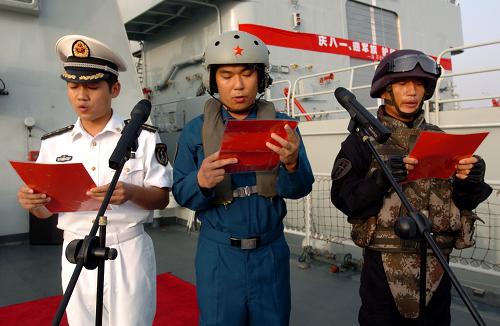 8月1日,在亞丁灣、索馬里任務(wù)海區(qū),由海軍特戰(zhàn)隊(duì)員、直升機(jī)機(jī)組人員和艦艇艦員3名軍人組成的護(hù)航代表,面向八一軍旗宣讀護(hù)航?jīng)Q心書。 新華社記者 郭剛 攝