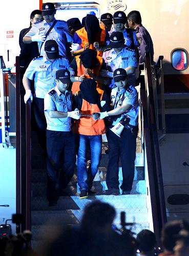 5月29日,犯罪嫌疑人被押解下飛機。當日20時55分,“11·29”特大跨國跨兩岸電信詐騙犯罪集團第三批大陸地區(qū)13名犯罪嫌疑人從斯里蘭卡被押解到上海。至此,該電信詐騙犯罪集團已有139名犯罪嫌疑人被押解回國。截至目前,此次集中統(tǒng)一行動已抓獲犯罪嫌疑人482名,其中大陸地區(qū)犯罪嫌疑人177名,臺灣地區(qū)犯罪嫌疑人286名。在泰國、馬來西亞抓獲的126名大陸地區(qū)犯罪嫌疑人已于5月24日分兩批被押解回國。其余犯罪嫌疑人押解工作正緊張有序進行中。新華社記者 陳飛 攝