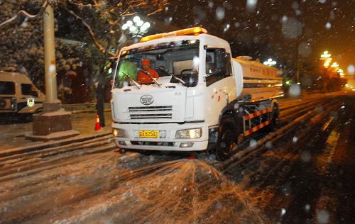 11月10日凌晨,北京環(huán)衛(wèi)工人沒等雪停就駕駛清掃車輛上街清除路面積雪。 11月9日夜間起,北京迎來今年入冬以來第二場降雪。10日凌晨,記者在北京市西城區(qū)環(huán)衛(wèi)中心看到,清掃車輛全部出動,全力清掃路面積雪,保障市民出行安全。新華社發(fā)(聞?wù)?攝)