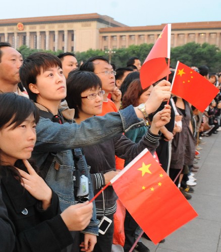 5月19日4時58分,北京天安門廣場在正常的升旗儀式后下半旗,以表達(dá)全國各族人民對四川汶川大地震遇難同胞的深切哀悼。這是人們在觀看升旗儀式。 新華社記者 唐召明 攝