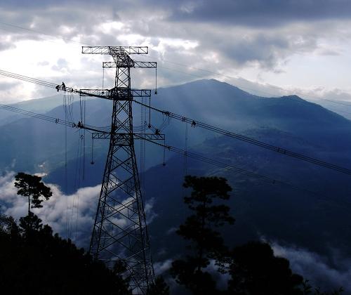 這是正在建設(shè)的小灣電站500千伏送電線路(9月11日攝)。 云南小灣水電站首臺70萬千瓦發(fā)電機組預(yù)計在9月25日投產(chǎn)發(fā)電。小灣水電站是國家“西電東送”戰(zhàn)略的標志性工程,位于云南省南澗縣與鳳慶縣交界的瀾滄江中游河段,總裝機容量420萬千瓦,總庫容149億立方米,6臺機組全部投產(chǎn)后可保證年發(fā)電量190億千瓦時,這將極大改善云南水電站群的調(diào)節(jié)性能,提高水電站枯水期發(fā)電量,使云南枯期和汛期的電量趨于平衡。 新華社記者 吉哲鵬攝