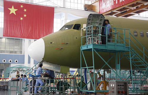 6月6日,一架ARJ21新支線飛機在上海飛機制造有限公司的裝配車間進行總裝。 ARJ21系列飛機是我國第一個外銷歐美發(fā)達國家的飛機產(chǎn)品,目前國內(nèi)外訂單為208架。其中,美國最大飛機租賃公司通用電氣金融航空服務(wù)有限公司(GECAS)訂購了25架。根據(jù)飛機生產(chǎn)和適航取證的計劃,我國計劃于2010年開始向用戶交付首架飛機。 新華社記者 裴鑫 攝