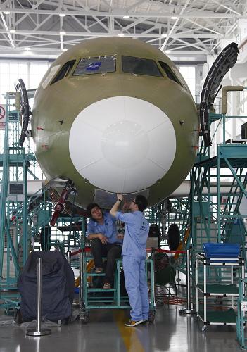 6月6日,一架ARJ21新支線飛機在上海飛機制造有限公司的裝配車間進行總裝。 ARJ21系列飛機是我國第一個外銷歐美發(fā)達國家的飛機產(chǎn)品,目前國內(nèi)外訂單為208架。其中,美國最大飛機租賃公司通用電氣金融航空服務(wù)有限公司(GECAS)訂購了25架。根據(jù)飛機生產(chǎn)和適航取證的計劃,我國計劃于2010年開始向用戶交付首架飛機。 新華社記者 裴鑫 攝