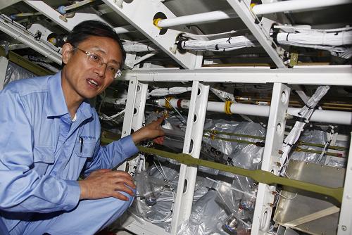 6月6日,在上海飛機制造有限公司的裝配車間,一名技術(shù)人員在介紹總裝中的ARJ21新支線飛機黑匣子的安裝位置。 ARJ21系列飛機是我國第一個外銷歐美發(fā)達國家的飛機產(chǎn)品,目前國內(nèi)外訂單為208架。其中,美國最大飛機租賃公司通用電氣金融航空服務(wù)有限公司(GECAS)訂購了25架。根據(jù)飛機生產(chǎn)和適航取證的計劃,我國計劃于2010年開始向用戶交付首架飛機。 新華社記者 裴鑫 攝