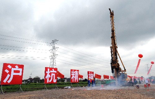 4月20日,在浙江嘉興市大橋村步云特大橋工地上,旋挖鉆機(jī)開鉆滬杭鐵路客運(yùn)專線全線第一樁樁孔。 當(dāng)日,由中鐵十局承建的滬杭鐵路客運(yùn)專線(滬杭高鐵)第五標(biāo)段舉行全線第一樁的開鉆儀式。滬杭鐵路客運(yùn)專線是國家鐵路“十一五”規(guī)劃中滬杭甬客運(yùn)專線的一部分,由上海虹橋站至杭州東站,線路長158.5公里,設(shè)計(jì)時(shí)速每小時(shí)350公里,項(xiàng)目投資總額為276.3億元。預(yù)計(jì)2010年國慶通車,屆時(shí)上海至杭州可在40分鐘內(nèi)到達(dá)。 新華社記者 徐昱 攝
