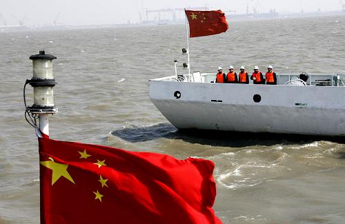 船舶航行在上海長(zhǎng)江口外高橋碼頭水域(3月10日攝)。 新華社記者 陳飛 攝