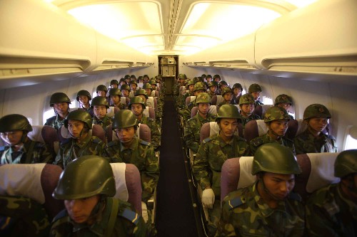 這是前往災區(qū)的空降兵某部在機動過程中(5月13日攝)。當日10時55分,從開封某機場出發(fā)奔赴汶川地震重災區(qū)參加搶險救援工作的空降兵某部1000余名官兵率先抵達綿陽,其余官兵當日將陸續(xù)抵達。 新華社記者 李剛 攝