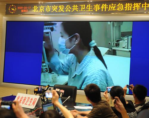 這是5月17日拍攝的北京市甲型H1N1流感確診患者小劉在病房中的視頻畫(huà)面。當(dāng)日,北京市突發(fā)公共衛(wèi)生事件應(yīng)急指揮中心與北京甲型H1N1流感確診患者小劉通過(guò)視頻連線(xiàn)。目前,小劉體溫已經(jīng)恢復(fù)正常,流感樣癥狀正逐步減輕。新華社記者 李文 攝