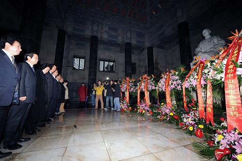 3月12日,江蘇各界人士在南京中山陵孫中山先生坐像前肅立。當日,江蘇省暨南京市各界人士共100多人在中山陵舉行謁陵儀式,紀念孫中山先生逝世84周年。1925年3月12日,中國革命的偉大先行者孫中山在北京逝世,享年59歲,1929年葬于南京中山陵。 新華社記者 韓瑜慶 攝