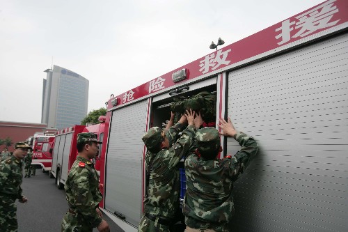 5月13日,重慶消防總隊的救援部隊正準備開赴災區(qū)開展救援工作。 當日7時30分,重慶市公安消防部隊由200名官兵、25輛消防搶險救援車組成的應急救援隊緊急開赴四川汶川地震災區(qū),執(zhí)行救災任務。 新華社發(fā) 陳山 攝
