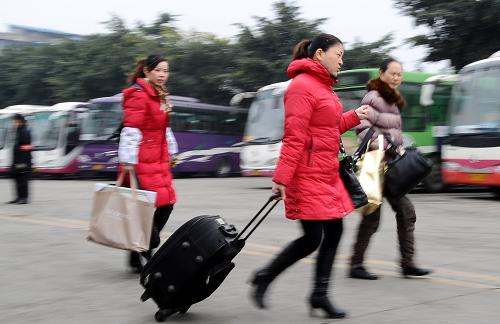 四川:春運(yùn)道路客運(yùn)量將達(dá)到1.2億人次 1月19日,幾名乘客來到成都五塊石客運(yùn)中心。 據(jù)了解,今年春運(yùn)期間,四川省道路客運(yùn)量將達(dá)到1.2億人次,相比去年增長8%。四川交通運(yùn)輸部門針對客運(yùn)量大、天氣狀況和道路順暢情況不可預(yù)測因素較多等特點(diǎn),采取多項(xiàng)措施做好今年的春運(yùn)保障工作。 新華社記者陳凱攝