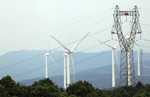 7月23日,鄱陽湖畔江西九江市廬山區(qū)長嶺風電機組正在運行發(fā)電中。目前,長嶺風電已經累計發(fā)電1.8億千瓦時。今年上半年,發(fā)電量達到4400萬千瓦時,實現產值3000余萬元。據國家能源局發(fā)布數據顯示,今年上半年,我國風力發(fā)電量達到386億千瓦時,同比增長61%,增速居各大能源發(fā)電之首。目前,我國風電產業(yè)進入快速發(fā)展階段,已成為世界第一風電大國。新華社發(fā)(張海巖 攝)