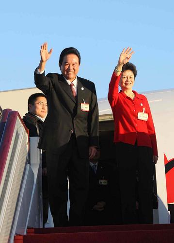 海協(xié)會會長陳云林一行離京赴臺 11月3日,海協(xié)會會長陳云林一行7時30分許乘機離京赴臺,兩岸兩會最高領導人將在臺北舉行歷史性會談。 新華社記者汪永基攝