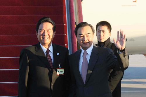 11月3日,海協(xié)會會長陳云林一行7時30分許乘機(jī)離京赴臺,兩岸兩會最高領(lǐng)導(dǎo)人將在臺北舉行歷史性會談。這是國臺辦主任王毅(左二)到機(jī)場送行。 新華社記者汪永基攝