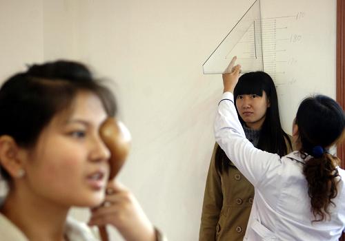全國征兵全面展開 安徽女青年踴躍報(bào)名 11月1日,兩名女學(xué)生在合肥征兵點(diǎn)接受體檢。 當(dāng)日,2009年全國冬季征兵工作全面展開。今年安徽面向社會(huì)公開征集女兵,吸引大批適齡女青年前往各征兵點(diǎn)報(bào)名。 新華社記者 李健攝