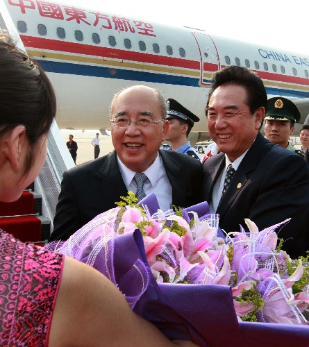 5月26日,吳伯雄在機場接受獻(xiàn)花。 當(dāng)日,中國國民黨主席吳伯雄率中國國民黨訪問團抵達(dá)南京祿口機場。中共中央臺灣工作辦公室主任陳云林到機場迎接。 新華社記者 龐興雷 攝