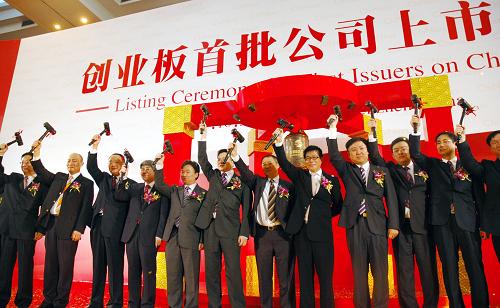 10月30日,創(chuàng)業(yè)板首批上市公司代表敲響上市鐘后合影。 當(dāng)日,深交所創(chuàng)業(yè)板首批28家上市公司股票順利開盤。 新華社記者彭勇攝