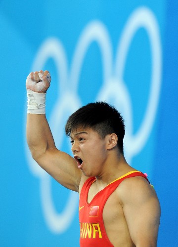 8月10日,中國選手龍清泉在北京奧運(yùn)會男子舉重56公斤級決賽中,獲得冠軍。 新華社記者楊磊攝