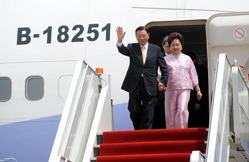 4月25日,?;鶗?huì)董事長(zhǎng)江丙坤及夫人走出飛機(jī)機(jī)艙。當(dāng)日10時(shí)50分,由江丙坤董事長(zhǎng)率領(lǐng)的臺(tái)灣?;鶗?huì)協(xié)商代表團(tuán)抵達(dá)南京祿口機(jī)場(chǎng)。江丙坤此行將與海協(xié)會(huì)會(huì)長(zhǎng)陳云林舉行恢復(fù)協(xié)商后的第三次兩會(huì)領(lǐng)導(dǎo)人會(huì)談。新華社記者 韓瑜慶 攝