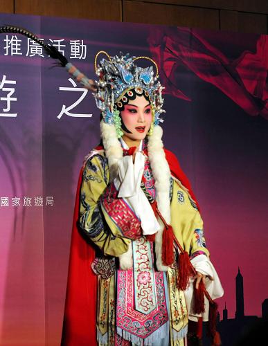 3月26日,演員在“世博旅游之夜”上表演。新華社記者 蘇曉 攝