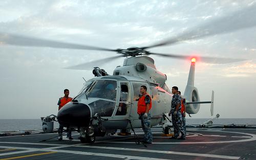 8月21日,“舟山”艦艦載直升機(jī)搭載著4名特戰(zhàn)隊(duì)員正準(zhǔn)備起飛前往“衛(wèi)遠(yuǎn)”號(hào)商船實(shí)施隨船護(hù)衛(wèi)。 新華社記者 郭剛 攝