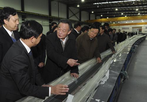 這是11月11日,吳邦國在中材科技酒泉風(fēng)機(jī)葉片有限公司了解大型葉片的生產(chǎn)情況。新華社記者 李學(xué)仁 攝