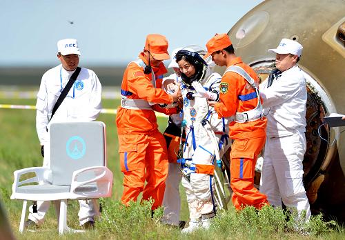 6月26日,女航天員王亞平自主出艙。當(dāng)日,神舟十號載人飛船返回艙在內(nèi)蒙古主著陸場成功著陸,3名航天員身體狀況良好。天宮一號與神舟十號載人交會對接任務(wù)取得圓滿成功。新華社記者張領(lǐng)攝