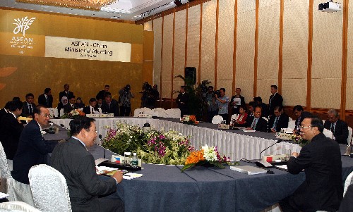 7月23日,中國(guó)-東盟外長(zhǎng)會(huì)議在新加坡舉行,中國(guó)外交部長(zhǎng)楊潔篪和東盟10國(guó)外長(zhǎng)出席。 新華社記者 張鳳國(guó) 攝