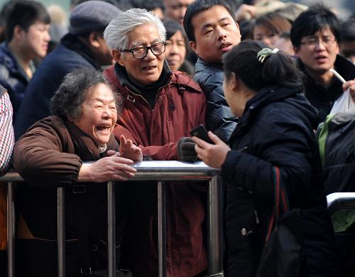 2月15日,旅客在鄭州火車(chē)站進(jìn)站口和親友告別。元宵節(jié)過(guò)后,隨著各大高校開(kāi)學(xué)日期的臨近,學(xué)生集中返校,預(yù)計(jì)學(xué)生流、務(wù)工流、探親流高度集中,鐵路將迎來(lái)節(jié)后春運(yùn)新一輪返程客流高峰。2月15日,全國(guó)鐵路預(yù)計(jì)發(fā)送旅客800萬(wàn)人次,計(jì)劃加開(kāi)臨客列車(chē)715列。新華社記者 李博 攝