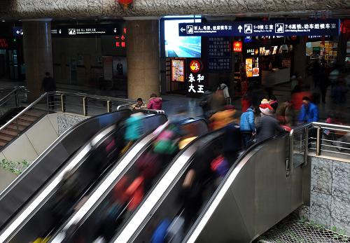 2月15日,旅客在鄭州火車(chē)站內(nèi)進(jìn)站乘車(chē)。新華社記者 李博 攝